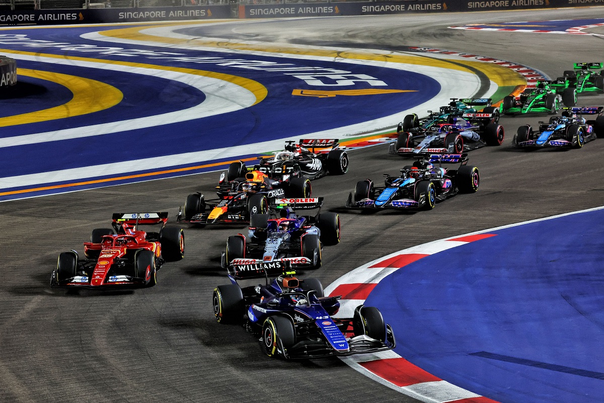 Colapinto superó en la partida a Sainz, Tsunoda, Albon  y Leclerc -los dos últimos, fuera de cuadro, se pasaron en la curva-. (Alastair Staley) 