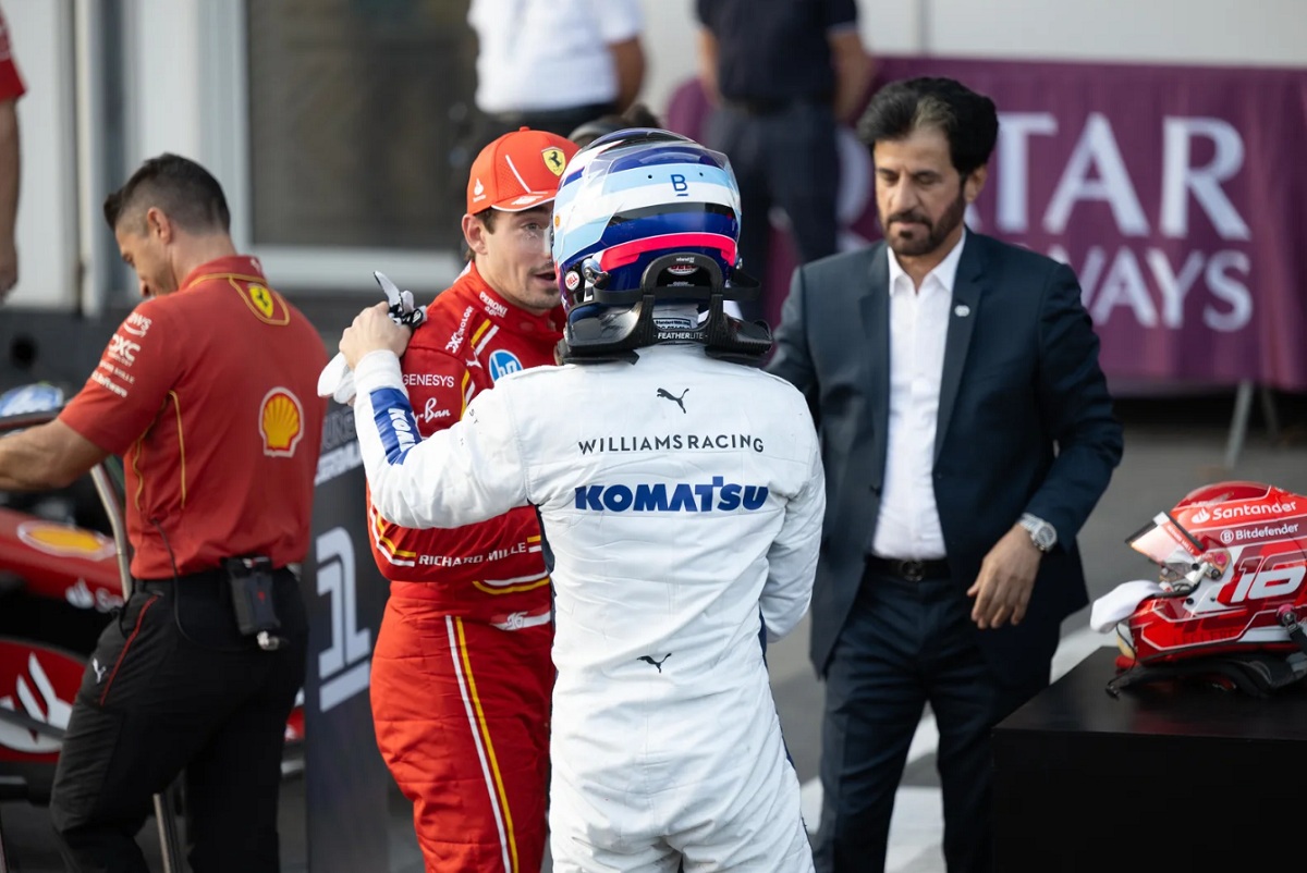 Colapinto felicita en el parque cerrado a Leclerc que logró su cuarta pole en Bakú. (Simon Galloway)