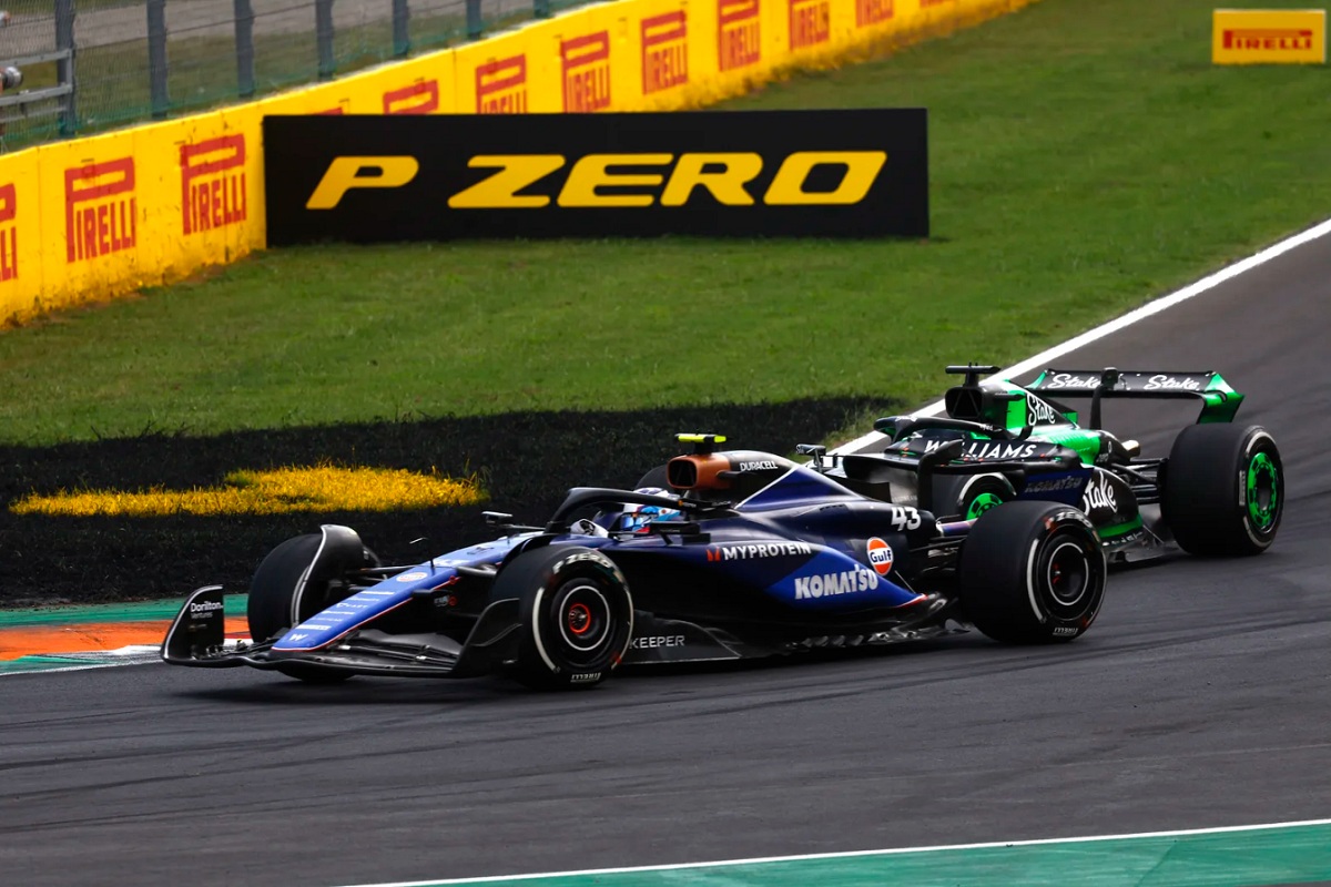 El argentino batallando con Bottas en Rettifilo. (Zak Mauger)