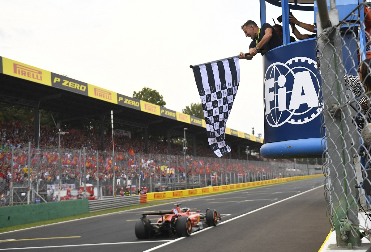 Alessandro Del Piero baja la bandera a cuadros a Leclerc. (Massimo Pinca / REUTERS)