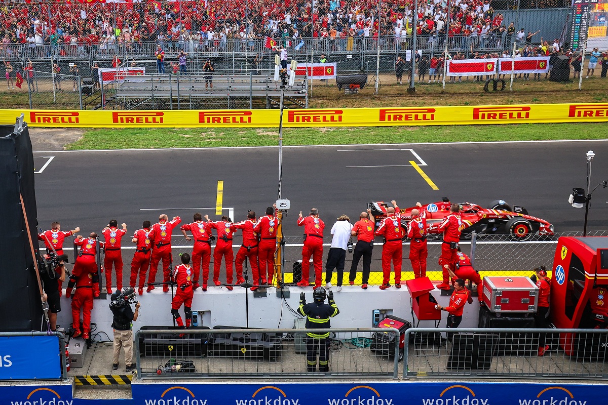 Los mecánicos de Ferrari festejan el paso triunfal de Leclerc. (F1)