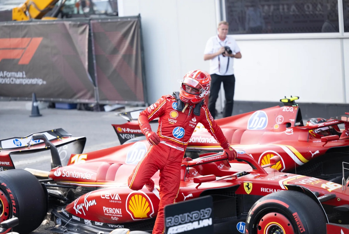 Leclerc salta de la Ferrari tras lograr su cuarta pole en Baku, Sainz -al fondo- clasificó tercero. (Simon Galloway)