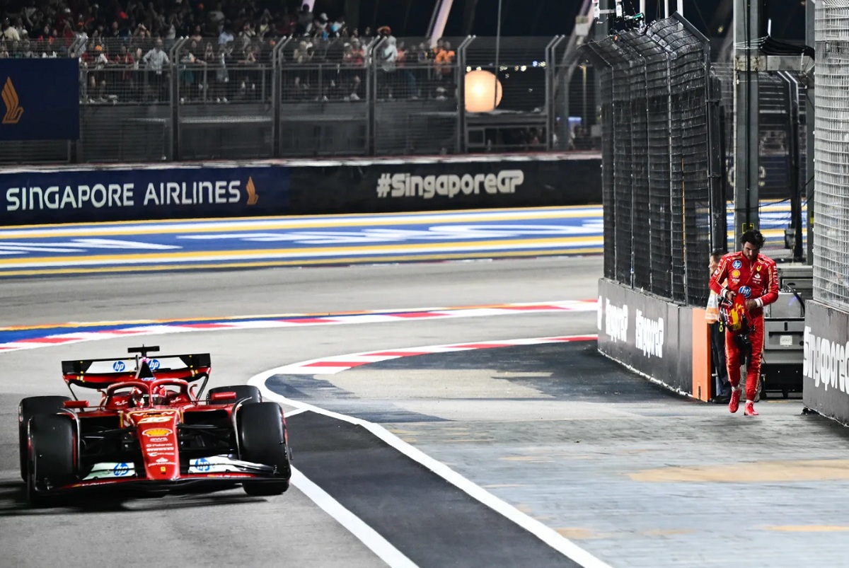 Sainz regresa caminando al box después de chocar en la última curva, a su lado pasa Leclerc que tendría un pesimo final de Q3 para Ferrari. (Simon Galloway)