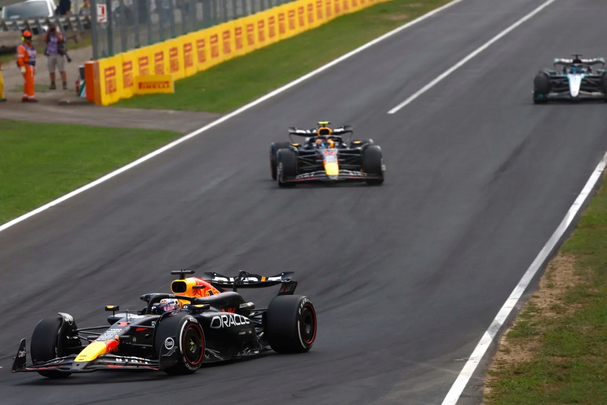 Verstappen y Pérez solo pudieron pelar con los Mercedes. (Sam Bloxham)