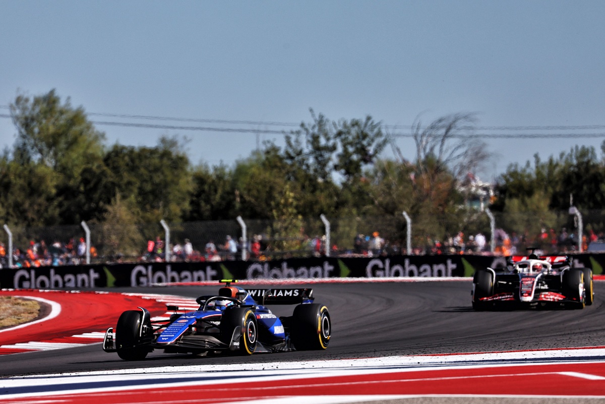 Colapinto defiendo la P10 de los ataques de Magnussen. (Williams Racing)