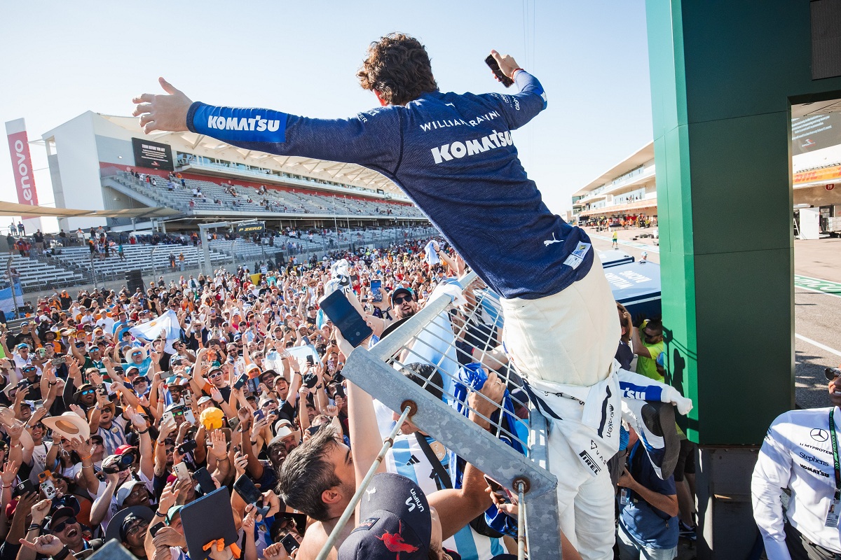 Colapinto saluda a los fans argentinos en el pos carrera. (James Bearne / XPB Images)