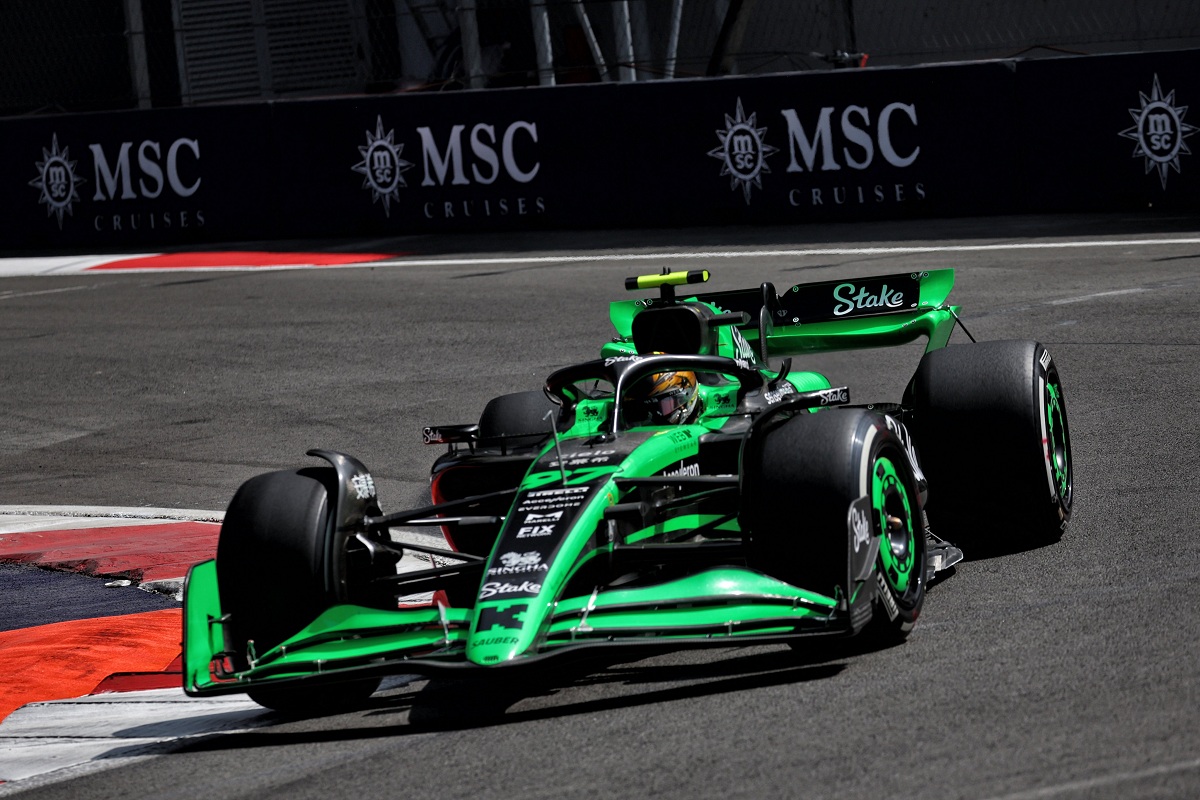 Shwartzman girando con el coche de Bottas durante la PL1. (James Moy / XPB Images)