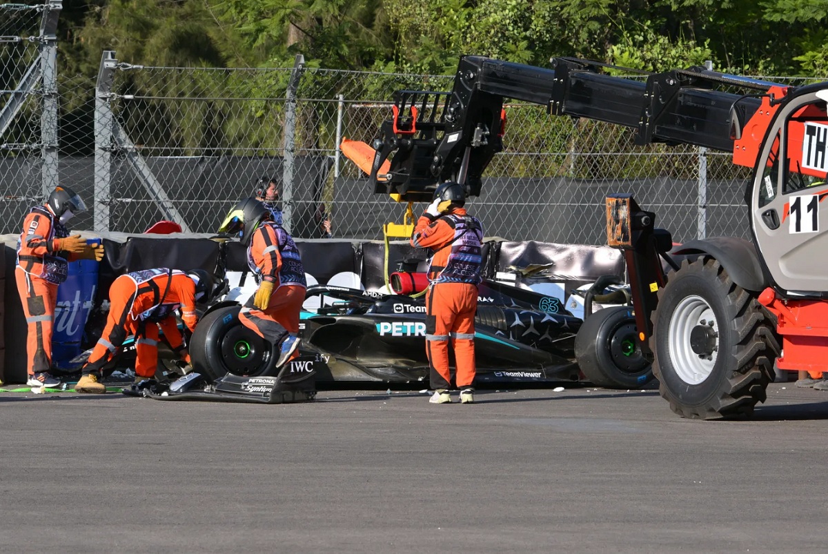 Los comisarios de pista retiran el Mercedes de Russell que se etrelló en la curva 8. (Mark Sutton)