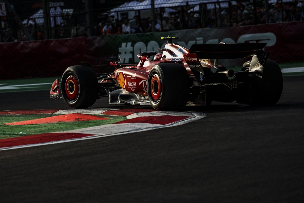 Carlos Sainz girando durante la PL2. (Ferrari Media Centre)