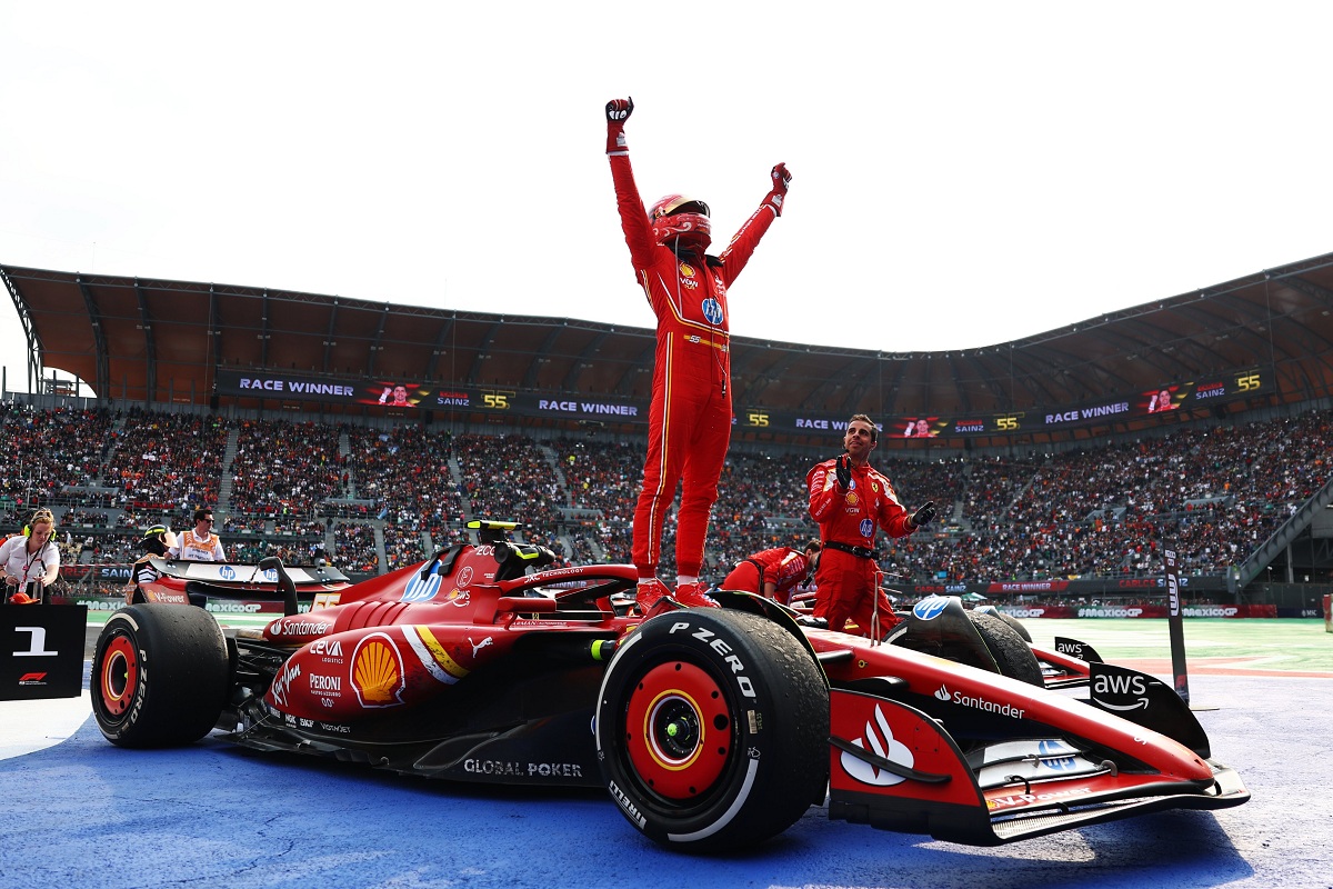 Brazos en alto sobre la Ferrari en el Foro Sol. (F1 / FOM)