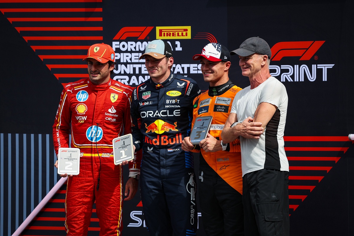 El cantante Sting entregó las placas a Verstappen, Sainz y Norris.