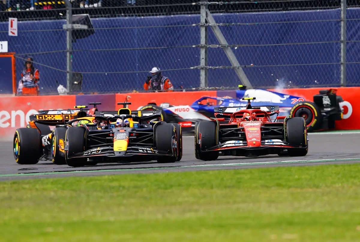 Verstappen con la cuerda y Sainz, sin espacio, se verá forzado a cortar la curva 1; de fondo el accidente de Tsunoda. (Andy Hone)