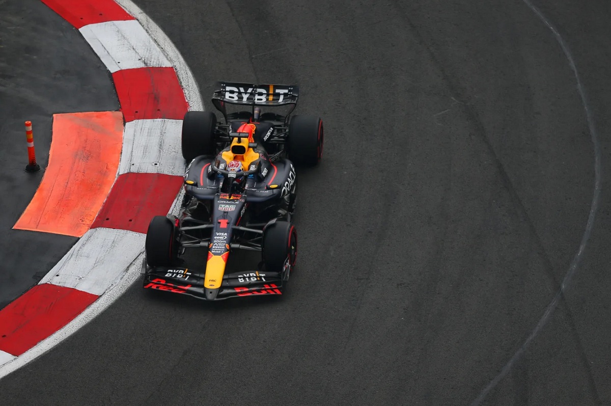 El RB20 de Verstappen se vuelve inestable cuando intenta cortar los pianos. (Dom Romney)