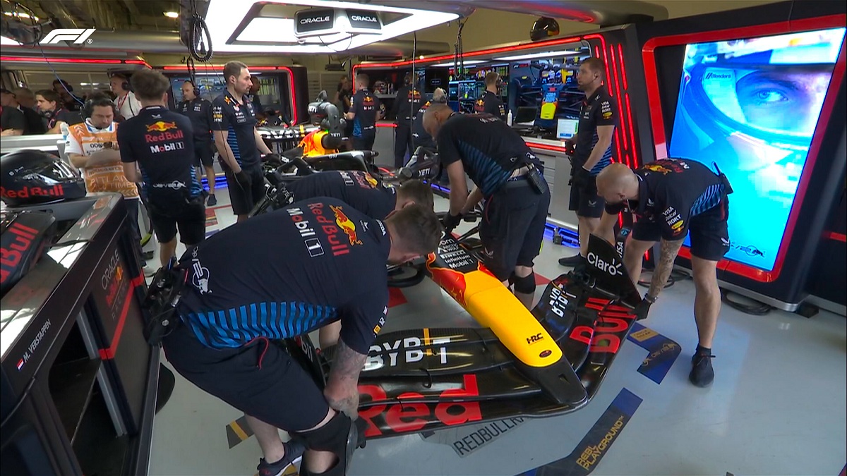 Los mecánicos de Red Bull comienzan a desarmar el coche de Verstappen. (F1TV / FOM)