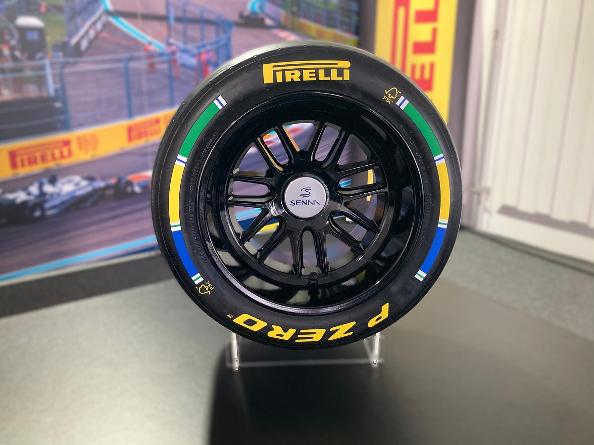 El trofeo para el poleman con motivos dedicados a Senna. (Pirelli Motorsport)