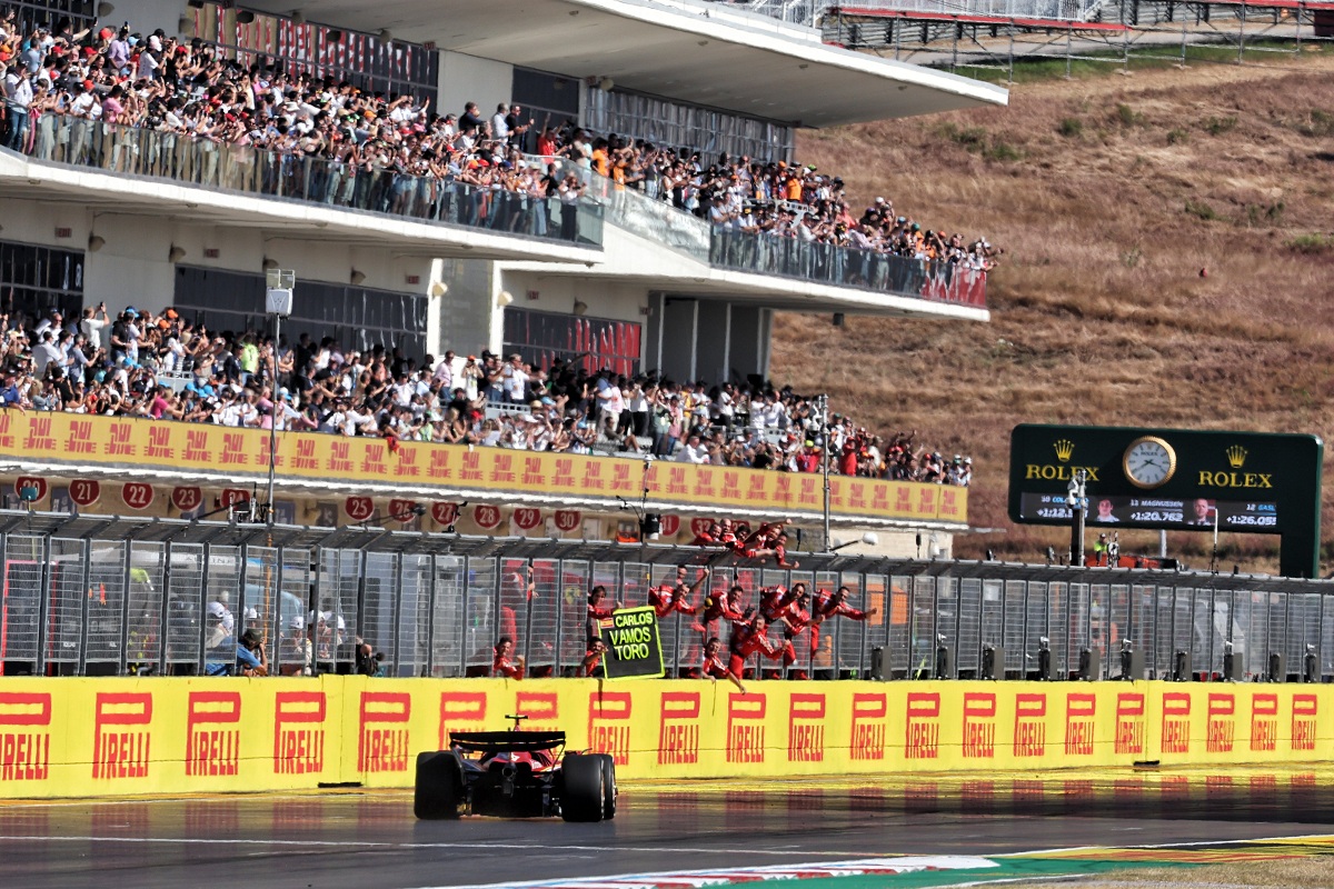 "Vamos Toro", reza el cartel con el que los mecánicos de Ferrari saludaron a sainz por el segundo lugar. (XPB Images)