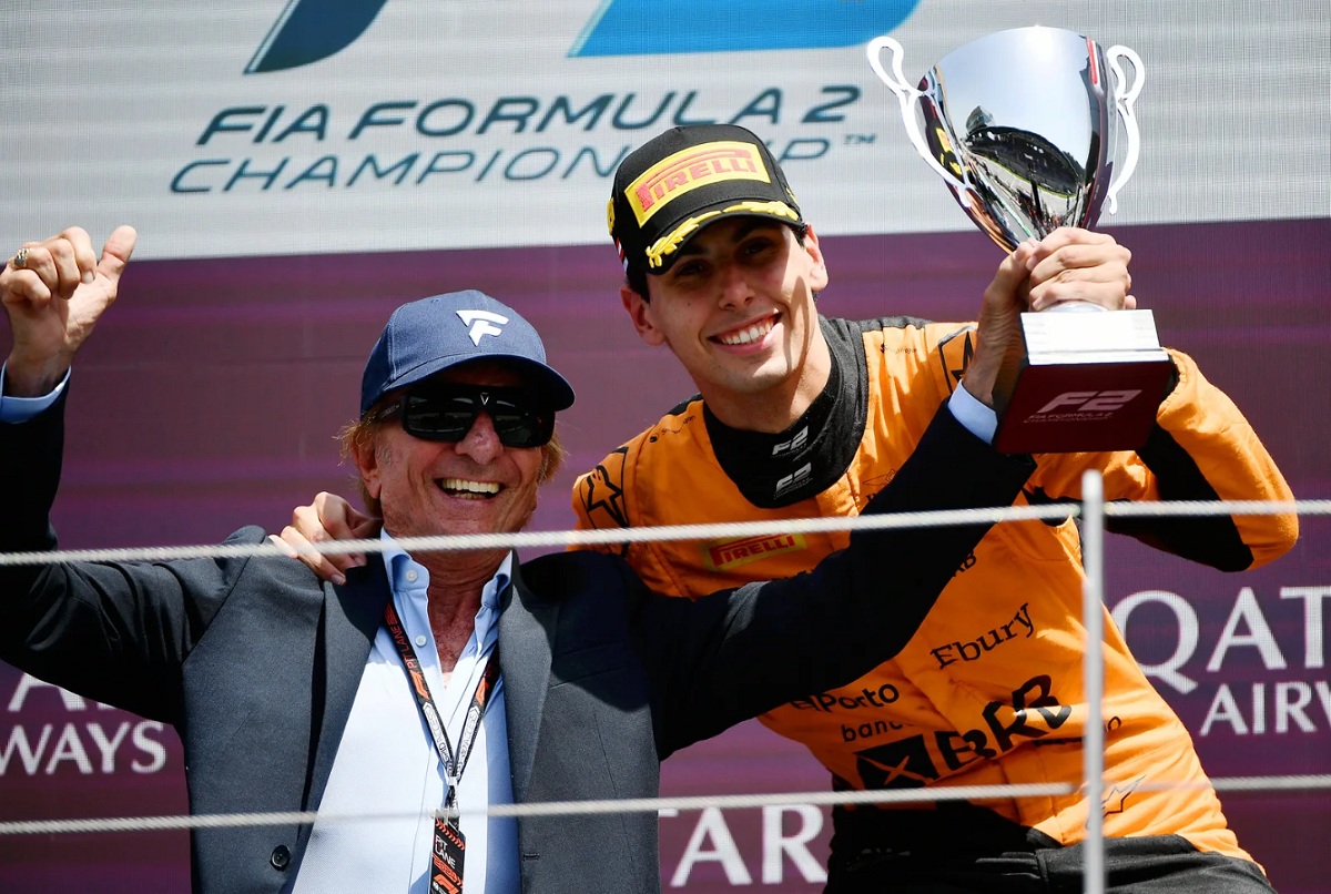 Bartoleto recibe de manos de Emerson Fittipaldi, el trofeo de ganador de la Feature Race de F2 en Austria. (James Sutton)