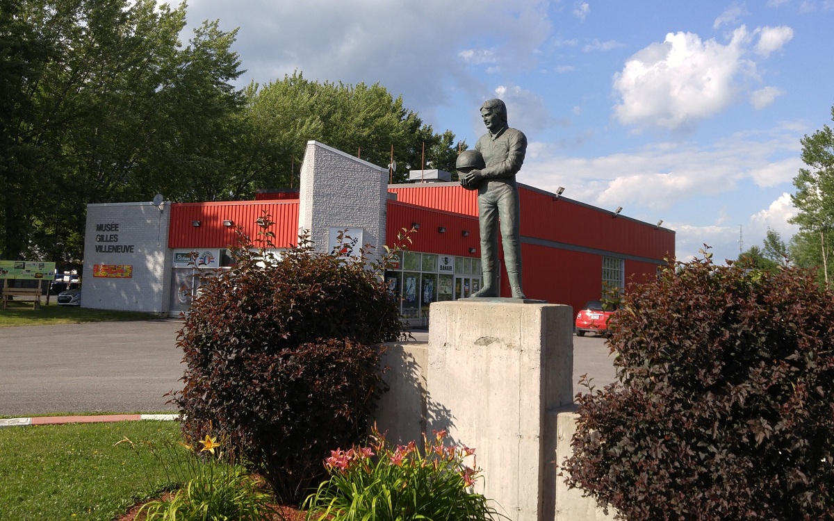 El monumento, frente al museo que lo recuerda, representa a Gilles en un podio. (The Gazette)