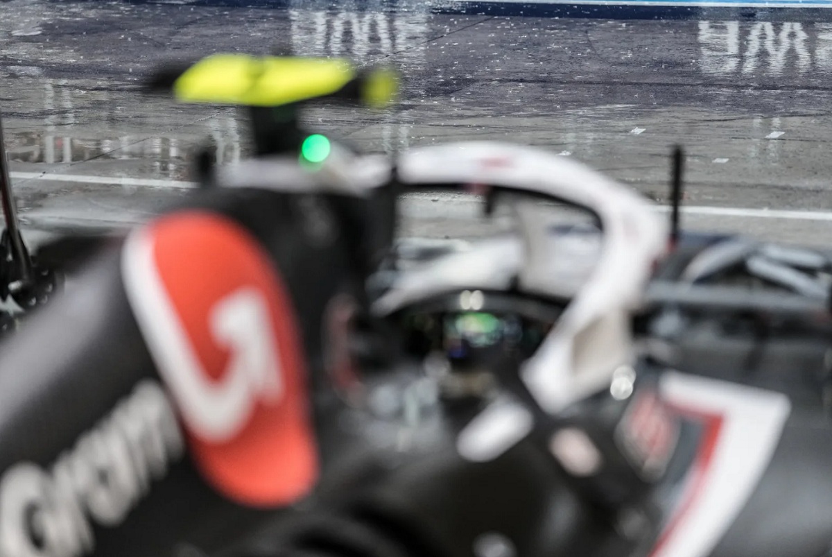 Un Haas en el box esperando una salida vque nunca se realizará. (Motorsport Images)