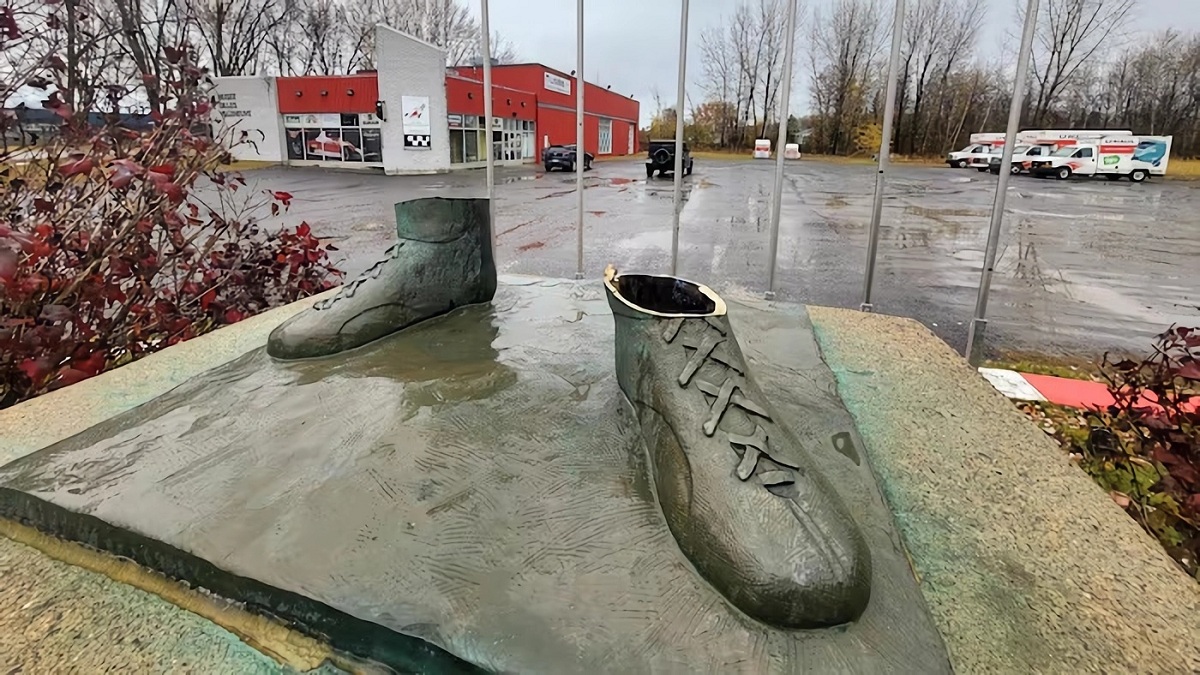 La estatua fue cortada a la altura de los tobillos dejando solo las botas de Gilles. (Yoann Denece / Radio-Canada)