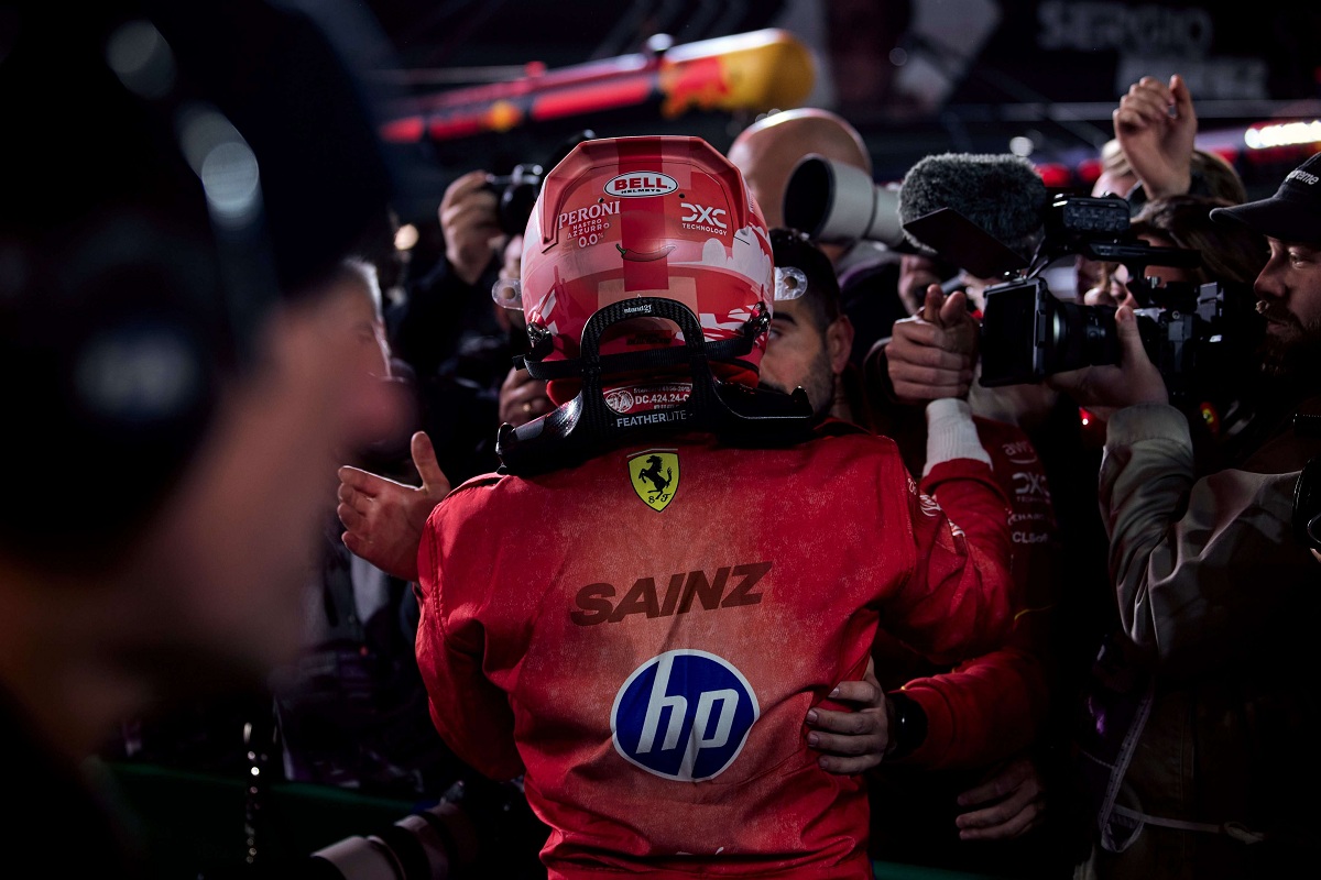 Sainz festeja con su equipo en parque cerrado. (Ferrari Media Centre)