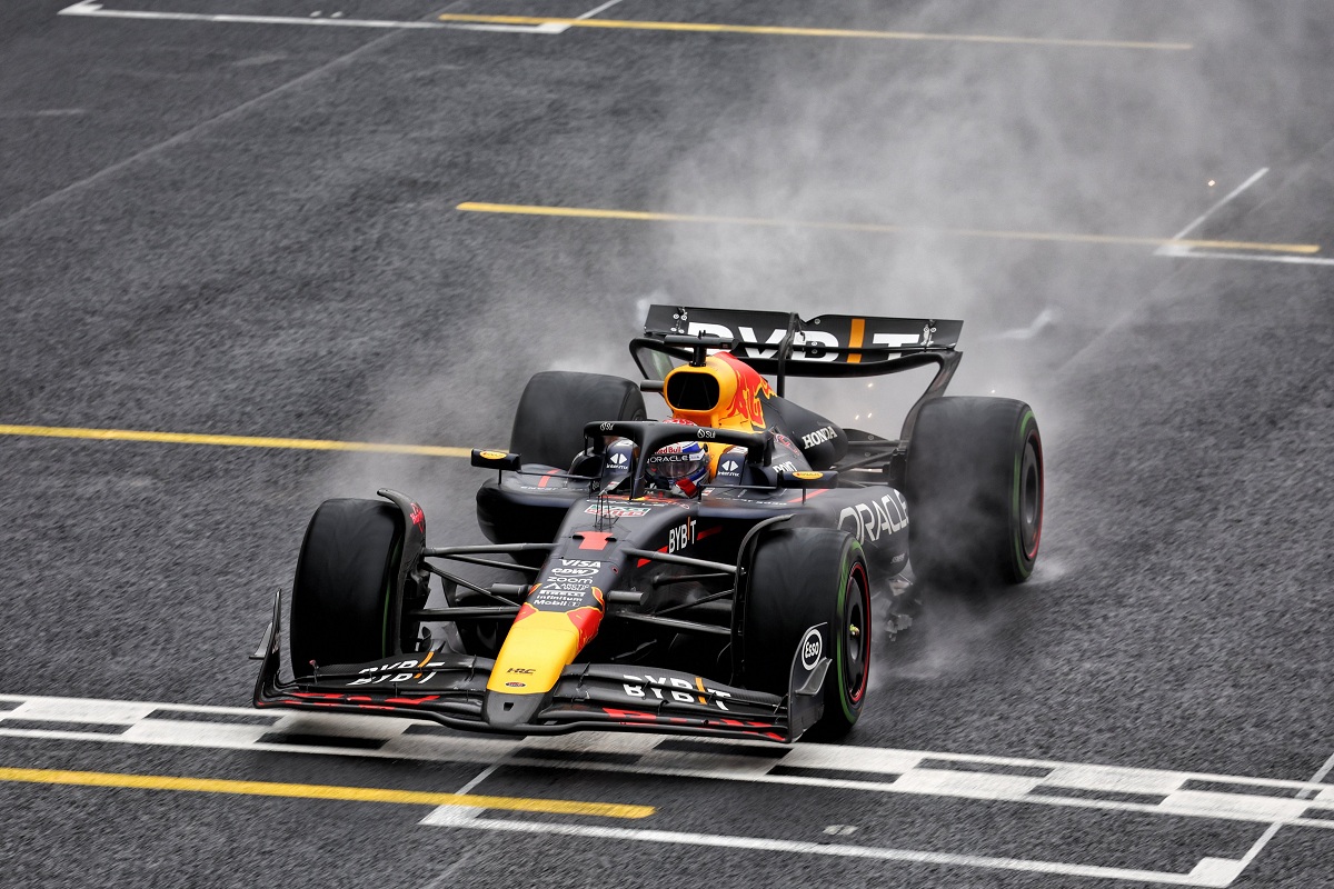 Verstappen cruza primero la meta luego de remontar desde P17. (Russell Batchelor / XPB Images)