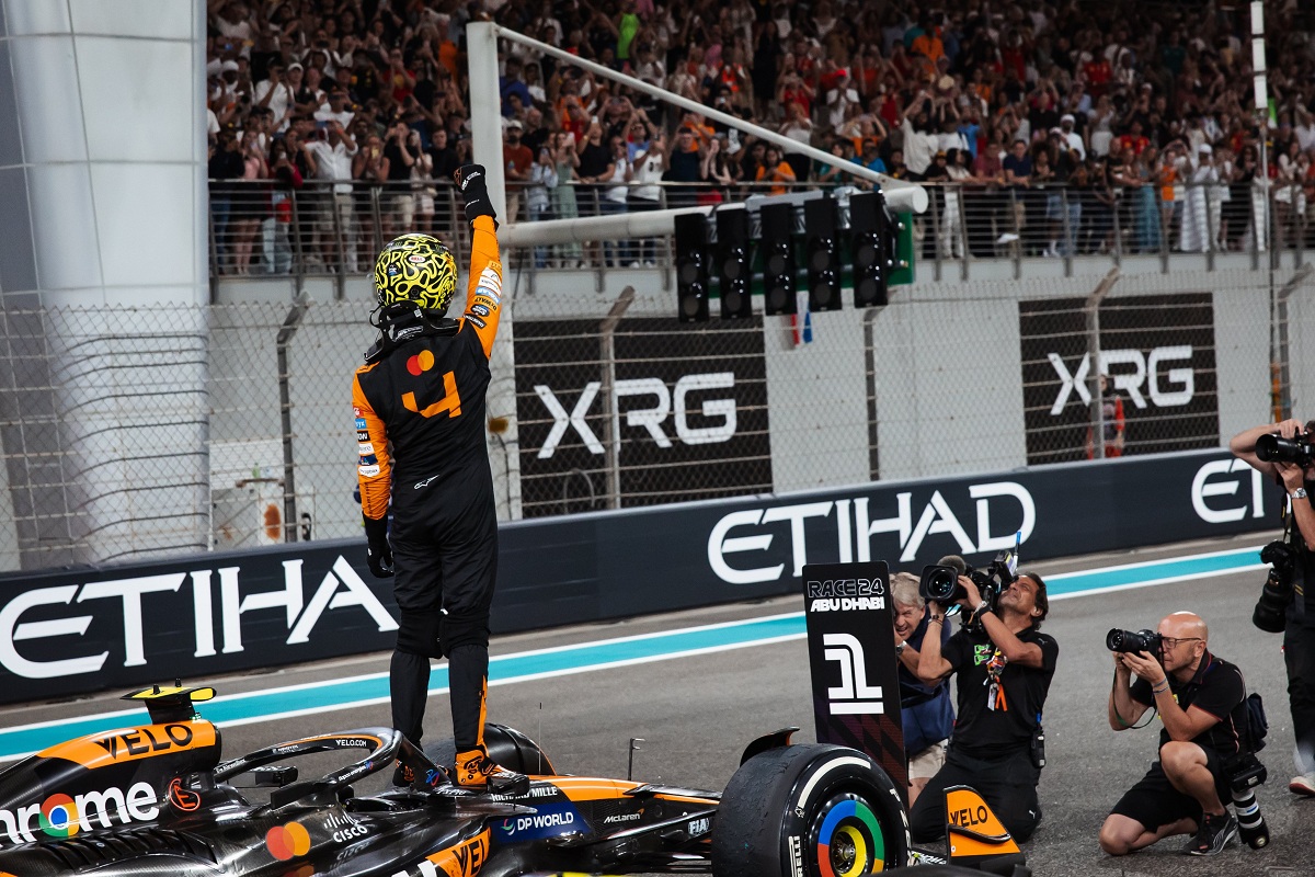 Norris celebra la victoria en Yas Marina. (James Bearne)