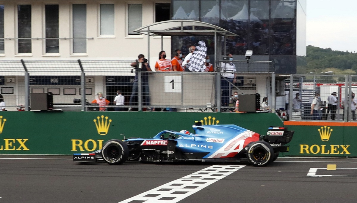 Ocon cruza primero la meta del Hungaroring en 2021, la única victoria suya y de Alpine en F1. Archivo / David W. Cerny - REUTERS, 2021)