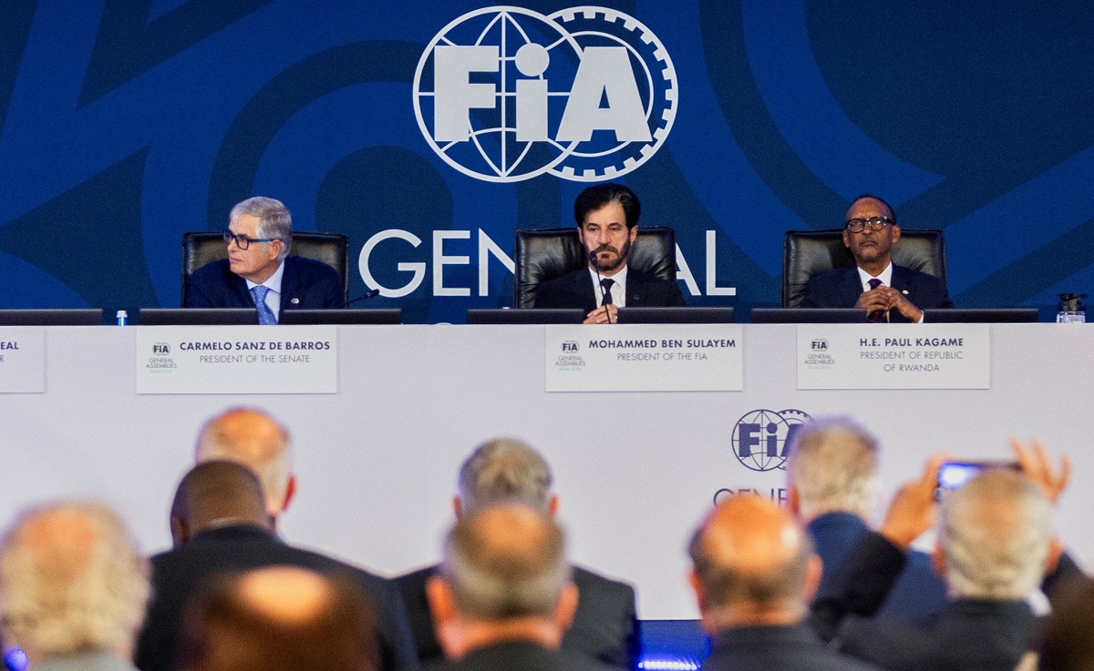 Ben Sulayem junto al presidente Kagame y el titular del senado de la FIA Sanz de Barros. (Jean Bizimana / REUTERS)