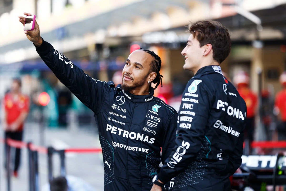 Russell y Hamilton en la última foto grupal con el equipo Mercedes antes de la partida del siete veces campeón a Ferrari. (Zak Mauger)