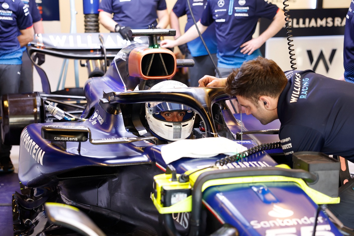 Sainz en el box antes de salir a pista con el Williams. (Steven Tee)