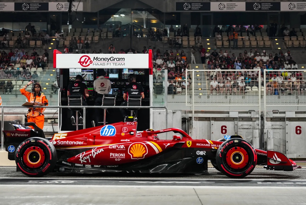 Sainz en calle de boxes. (Motorsport Images)