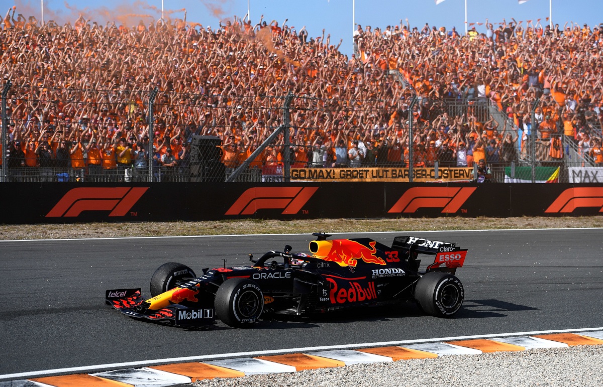 Max Verstappen saludando a los aficionados holandeses cuando ganó en 2021, el regreso de Zandvoort a la F1. (Archivo / Charles Coates, 2021)