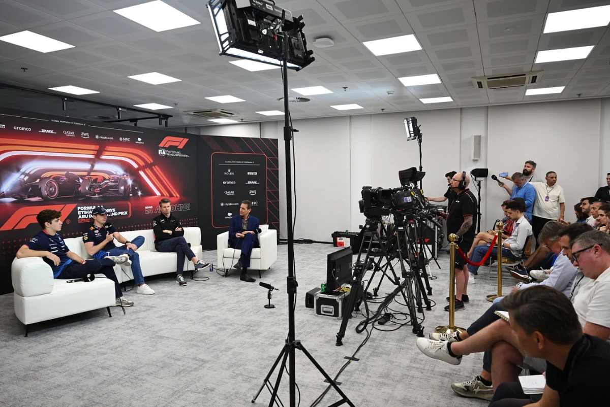 Verstappen, junto a Colpainto y Hülkenberg, en la sala de conferencias de Yas Marina. (Sam Bagnall) 