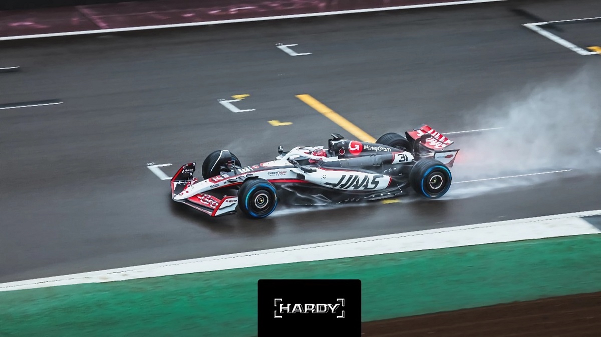 Ocon pasa por la recta principal de Silverstone con el VF-25. (Cameron Hardy)