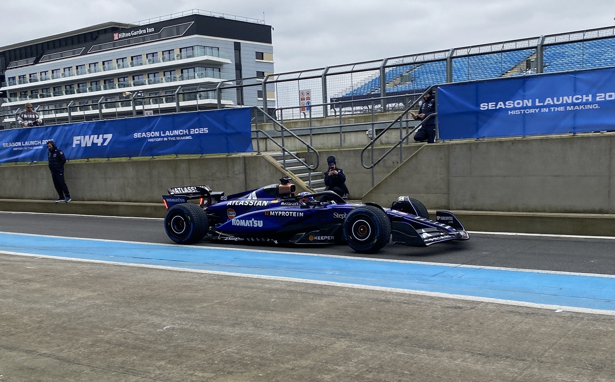 Después de la presentación, Sainz salió a pista con el FW47. (Edd Straw / The Race)