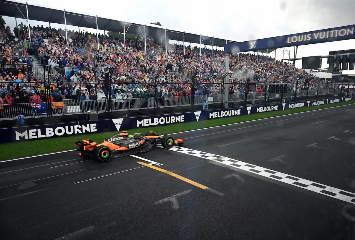 Victoria de Norris bajo la lluvia de Melbourne